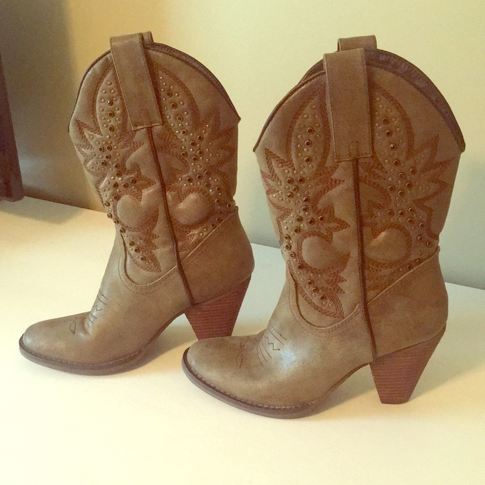 Very Volatile Country Boots
